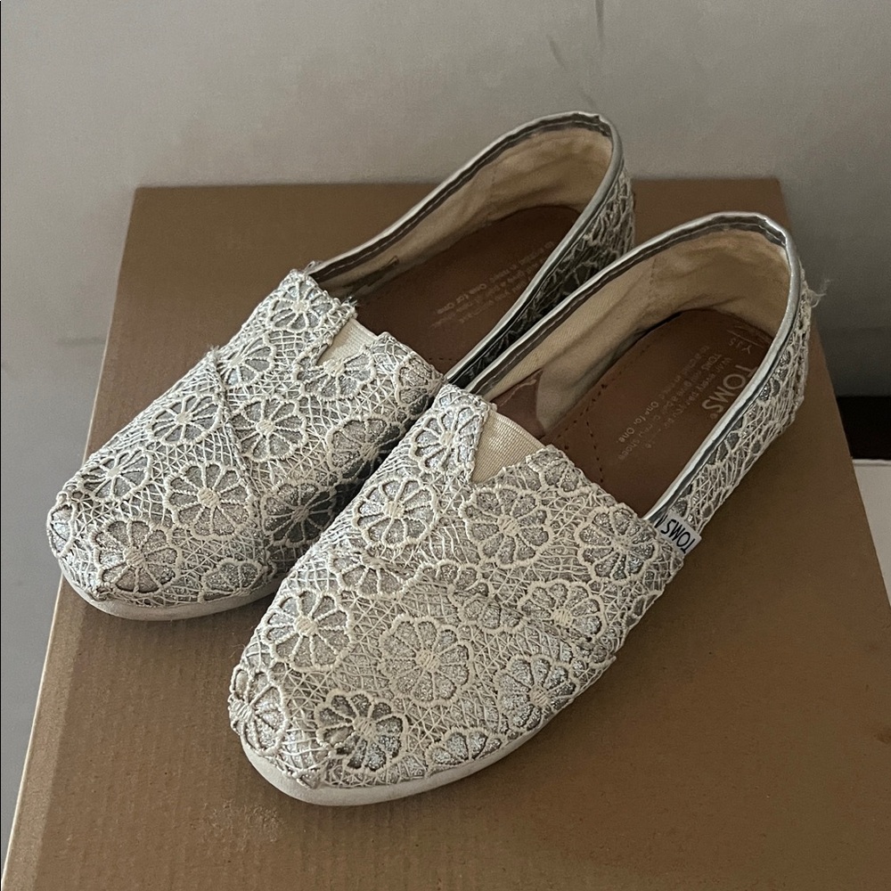 TOMS girls Floral Lace Slip-On Flats - Cream